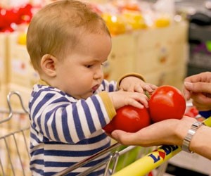 courses-bebe-supermarche-tomates