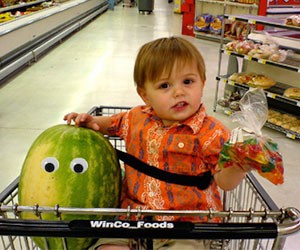 courses-bebe-supermarche-yeux-autocollants